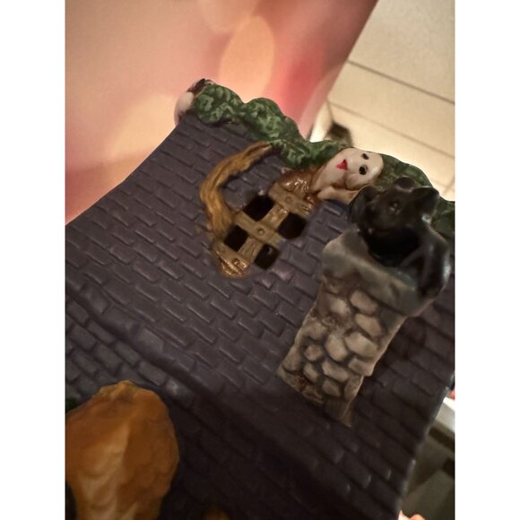 Porcelain Spooky Hotel – Perfect for Halloween Decor‎ - Picture 7 of 13